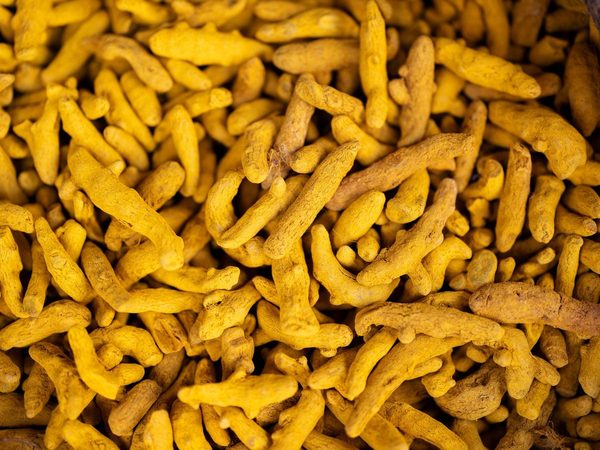 Dita di curcuma stagionate al mercato